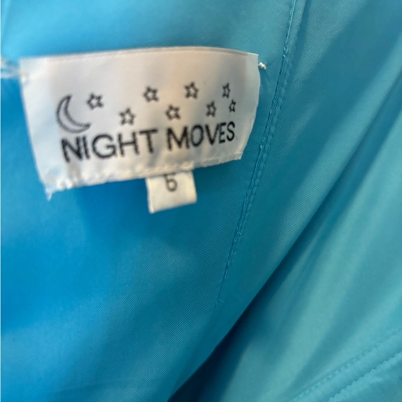 Exquisite grad/prom dress, size 6, Brand new condition. Paid $1800 new - Picture 5 of 8